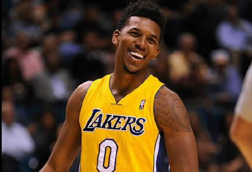 拜仁德甲13轮净胜球+40五大联赛第一，比第二名巴萨多了15球（德甲13轮过后，拜仁净胜球+40领跑五大联赛，领先巴萨15球）