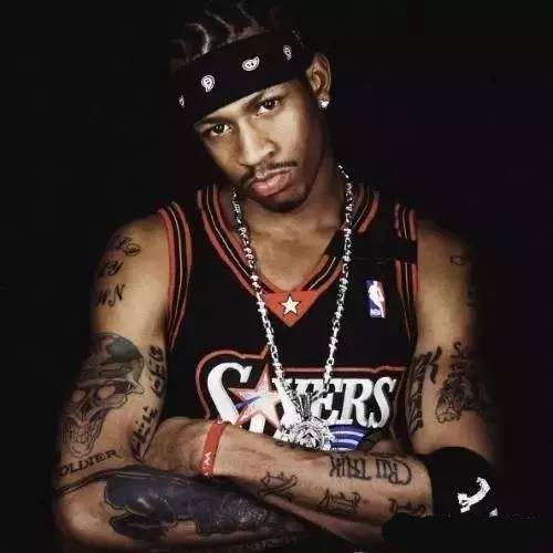 高诗岩追身三分，深圳队开场三分球3中3，激情四溢的篮球盛宴（高诗岩追身三分点燃全场，深圳队开局外线3投3中，篮球激情全面爆发）