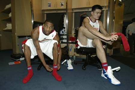 曼联客场对阵狼队，若取胜可追平切尔西，升至第六。狼队近期状态差，曼联实力占优，有望全取三分。（曼联客战狼队：胜则追平切尔西升至第六，狼队近况低迷，红魔有望全取三分）