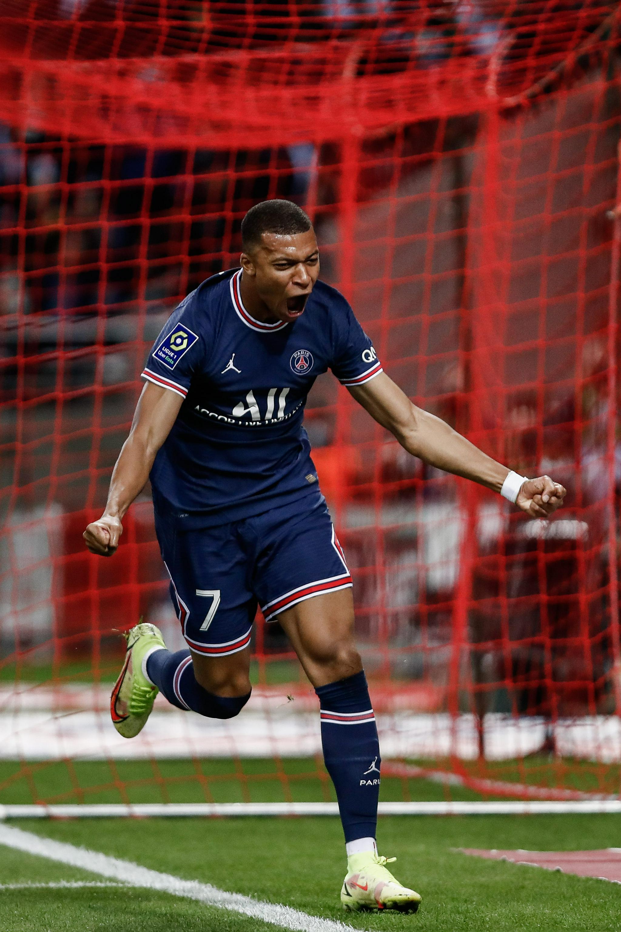 阿根廷警方突袭皮拉尔房产查获54辆豪车，涉足协官员代理人案（阿根廷警方搜查皮拉尔一处物业，扣押54辆豪车，涉足协官员与经纪人案）