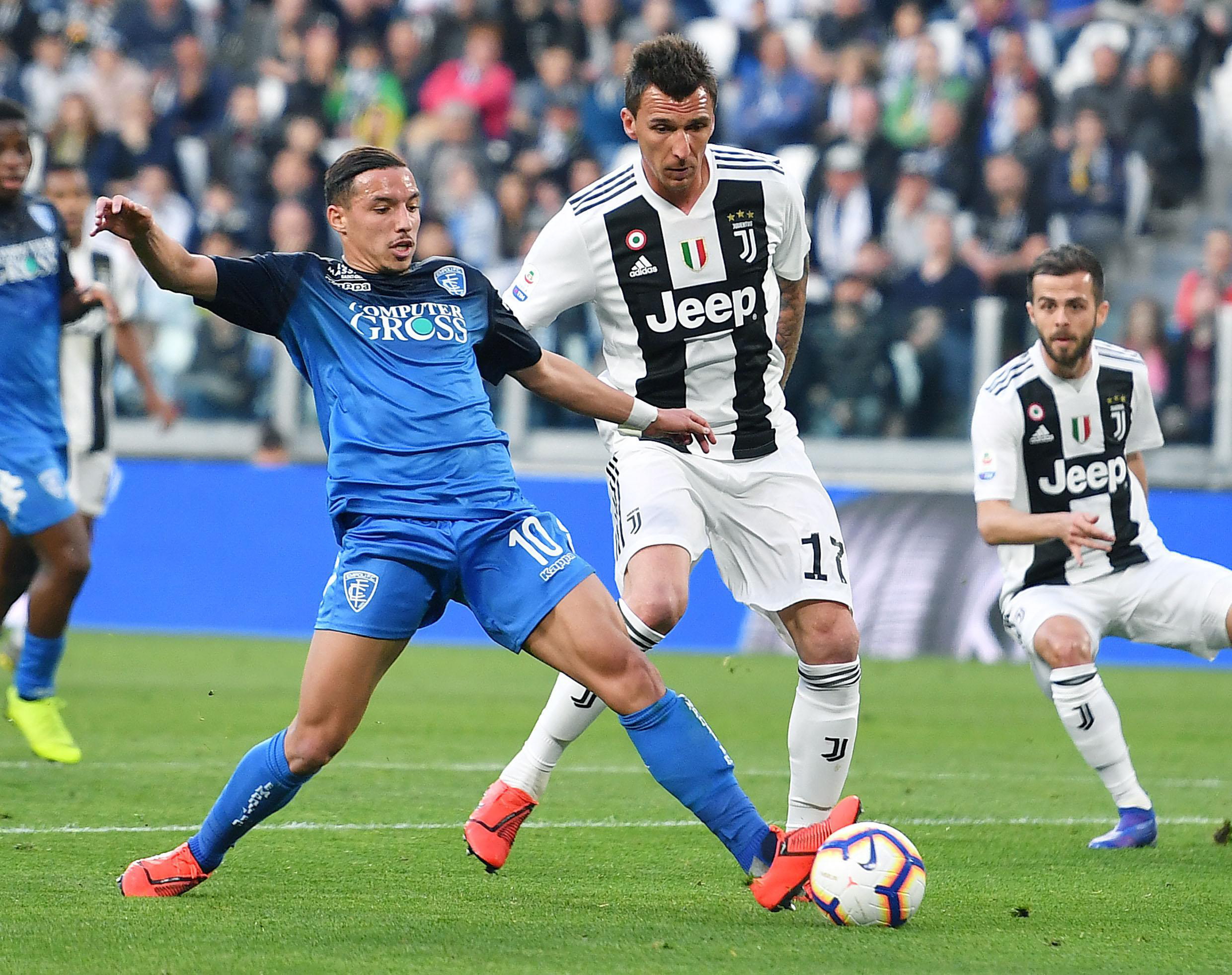 亚足联官方：成都蓉城因在亚冠单场5人染黄被罚款2500美元（亚足联官宣：成都蓉城亚冠单场5黄牌，罚款2500美元）