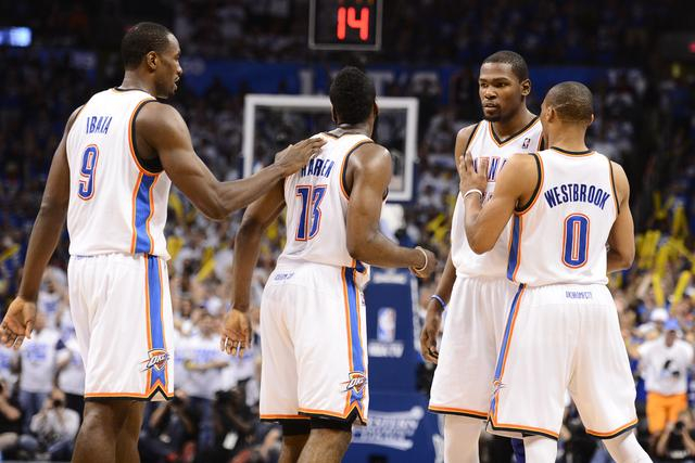 胖了？美媒晒浓眉训练图配文：浓眉的肚子从衣服里露出来了！（胖了吗？美媒晒浓眉训练照：衣摆上翻，腹部露出！）