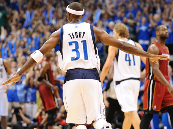 小卡空砍36+7哈登梦游，鲍威尔轰30分手刃旧主，热火送快船5连败（莱昂纳德空砍36+7，哈登失常；鲍威尔30分复仇旧主，热火再送快船五连败）