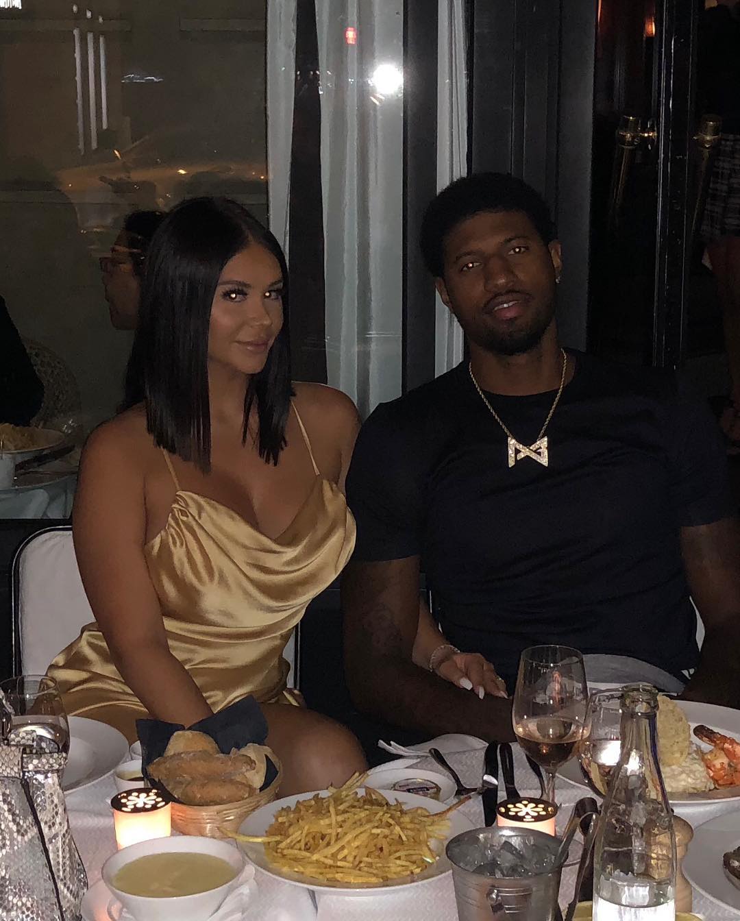 美记：雄鹿正全力说服字母哥留队，引援瞄准多名球星补强实力（美媒：雄鹿全力挽留字母哥，锁定多名球星补强阵容）