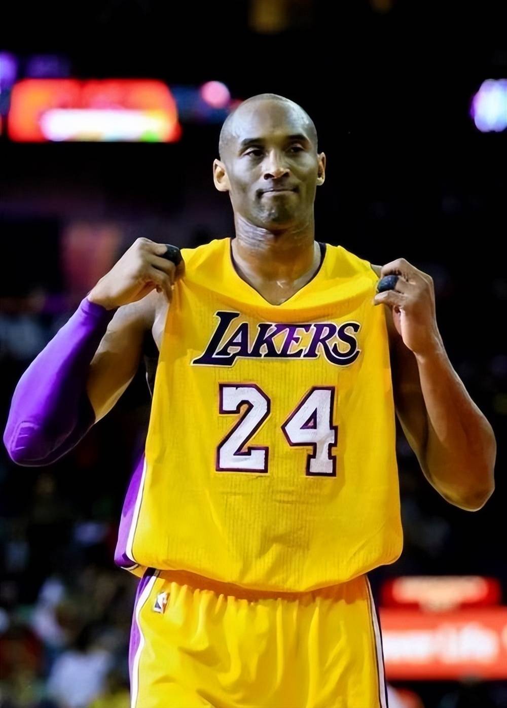 马刺三杀联盟第一！文班亚马轰19+11霸气暴扣 打得雷霆提前投降（马刺赛季第三次击败联盟第一！文班亚马19+11内线统治，雷霆提前缴械）