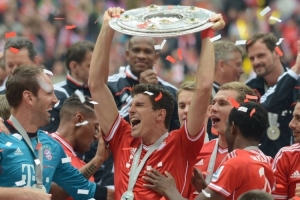 埃奇库姆成76人队史最年轻得分20+助攻5+且0失误球员（埃奇库姆创队史纪录，成为76人最年轻完成20+分、5+助攻且零失误的球员）