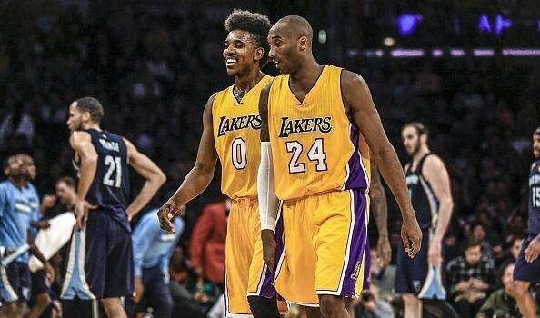 女生在校内打篮球技法惊人，男同学现场沸腾被实力圈粉（校园女生篮球技术爆表，男生现场欢呼纷纷被圈粉）