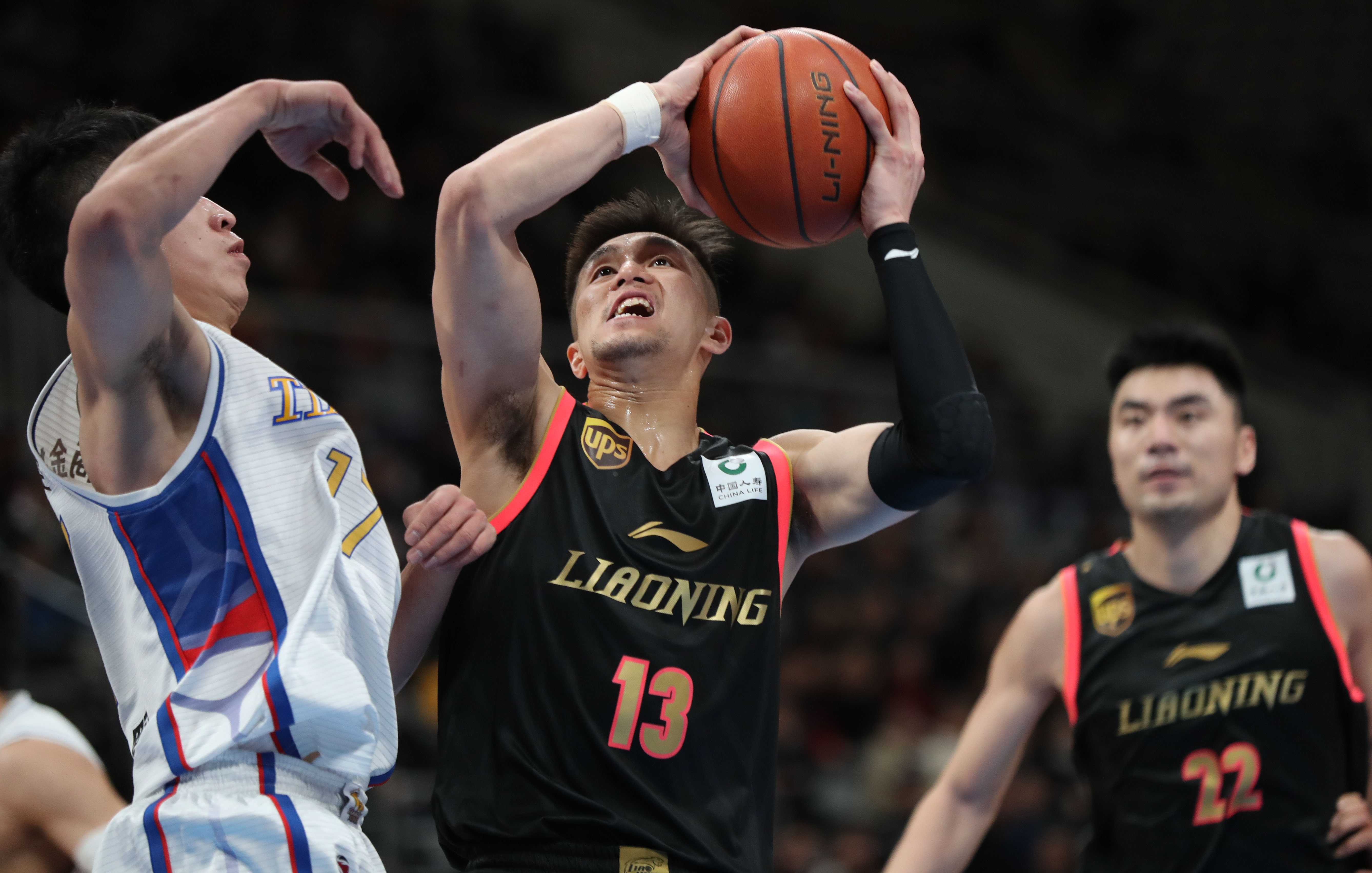 足球国足后防双塔表现稳固（足球国足后防双中卫稳健发挥）