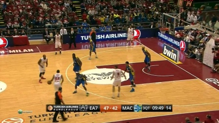 这看着就疼！亚当斯挡拆不慎把斯玛特搞到脱臼 后者直接离场（惨烈一幕：亚当斯挡拆意外致斯玛特脱臼，后者立即离场）