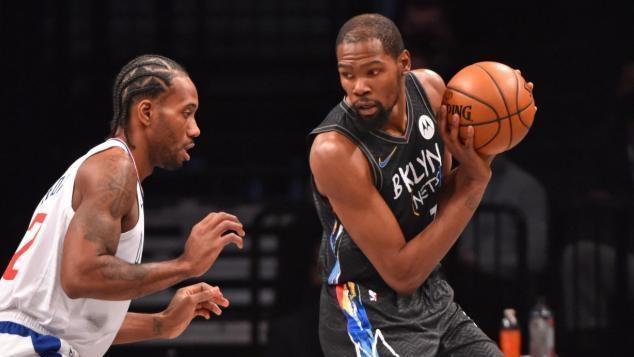 欧联比赛中一球员嘲讽对手鼻子形状，多名队友上前打抱不平（欧联赛场一球员嘲笑对手鼻型，数名队友挺身维护）