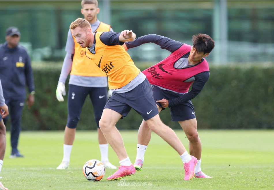 篮球新星朱松玮展现实力，半场高效表现引人注目（朱松玮半场高效爆发，展现篮球新星风采）