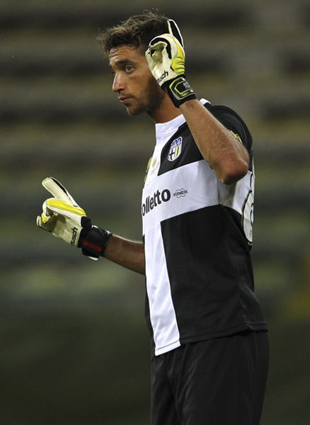 黄蜂队的新打法以快速反击和精准传球为主，这种（黄蜂队推新战术：以高速反击与精确传球为核心）