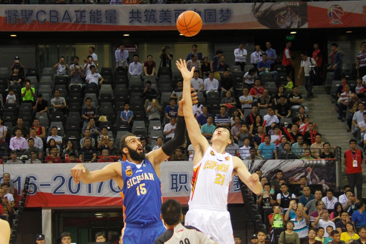 拜仁德甲霸主地位持续巩固（拜仁在德甲的统治优势日益稳固）