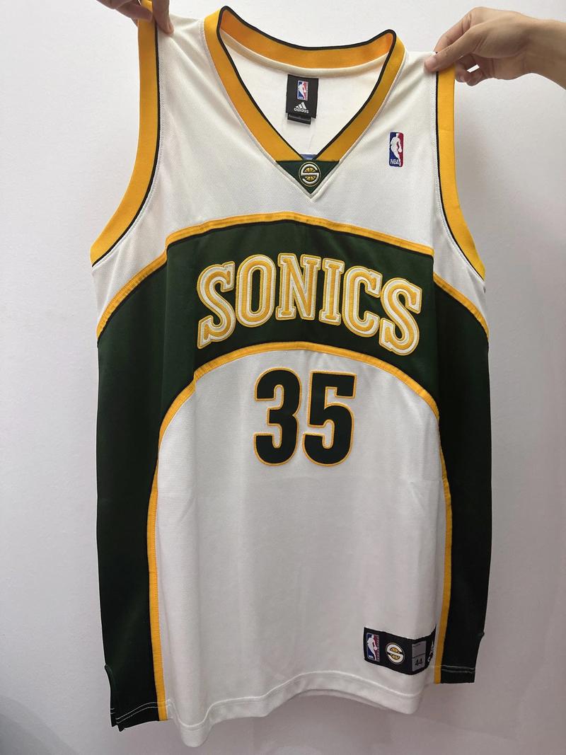 北京男篮官方宣布，球队已经正式与澳大利亚籍球员芒格·马帝昂签约。（北京男篮官宣签下澳大利亚籍球员芒格·马帝昂）