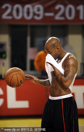 杨瀚森C位晒174女友合照，拿美国驾照开特斯拉，NBA官方转发（杨瀚森晒与174cm女友的C位合影，持美国驾照驾驶特斯拉，获NBA官方转发）