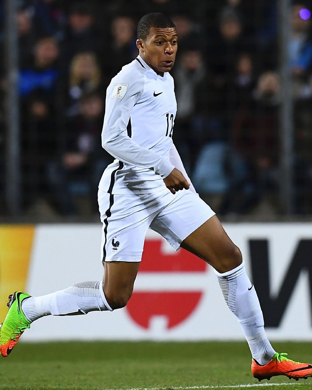 佛罗伦萨连续8场不胜，赛后哲科拿着扩音器与球迷沟通（佛罗伦萨遭遇八场不胜，赛后哲科持扩音器向球迷发声）